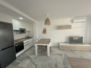 Fridge, microwave, oven, coffee/tea maker