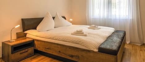 3 bedrooms, iron/ironing board, WiFi, bed sheets