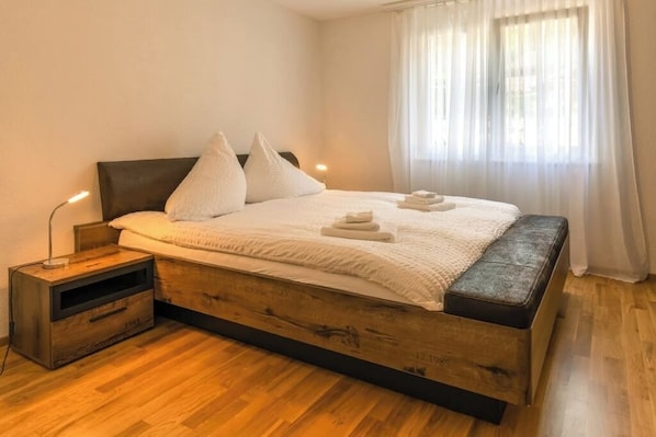 3 habitaciones, tabla de planchar con plancha, wifi y ropa de cama