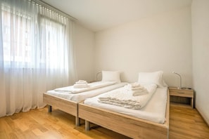 3 habitaciones, tabla de planchar con plancha, wifi y ropa de cama