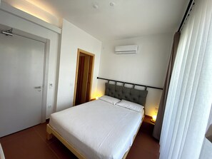 Habitación estándar doble, balcón, vistas a la ciudad | Cortinas opacas, tabla de planchar con plancha, wifi gratis