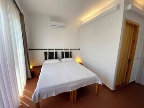 Standard-Dreibettzimmer, Balkon, Meerblick | Verdunkelungsvorhänge, Bügeleisen/Bügelbrett, kostenloses WLAN