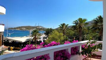 Standard-Dreibettzimmer, Balkon, Meerblick | Terrasse/Patio