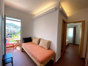 Standard-Dreibettzimmer, Balkon, Stadtblick | Verdunkelungsvorhänge, Bügeleisen/Bügelbrett, kostenloses WLAN