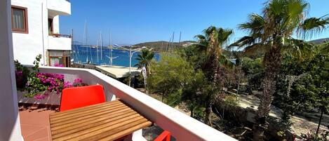 Habitación triple estándar, balcón, vista al mar | Terraza o patio