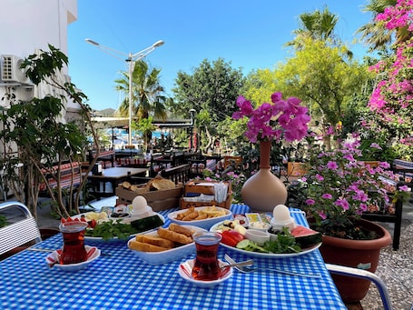 Desayuno con opciones de la cocina local incluido todos los días