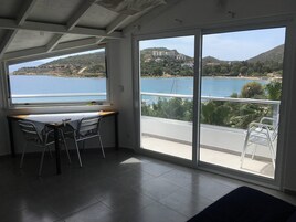 Family Çatı Katı Süiti (Penthouse), Balkon, Deniz Manzaralı | Oturma alanı | Uydu yayını kanalları bulunan 32 inç LED televizyon 