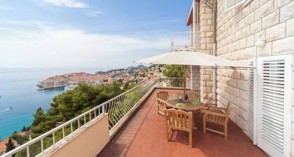 Villa Sofia -Amazing Views and 10-min walk to old town attraction and main beach