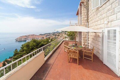 Villa Sofia -Amazing Views and 10-min walk to old town attraction and main beach