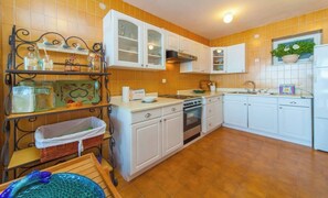 Fridge, microwave, oven, stovetop - Villa Sofia -Amazing Views and 10-min walk to old town attraction and main beach (Dubrovnik)