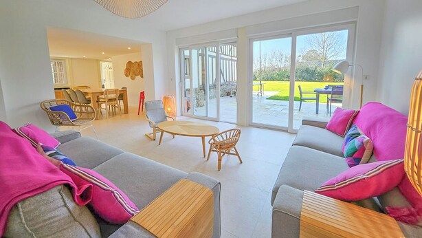 A modern living room with two grey sofas, a wooden coffee table, and a wicker ceiling light. - House Jaulice - 8 min Pont l'Evêque - 10 people (Le Torquesne)