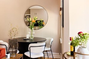 Exterior - The Waterlow Park Wonder - Trendy 2bdr With Study Room and Patio (London)