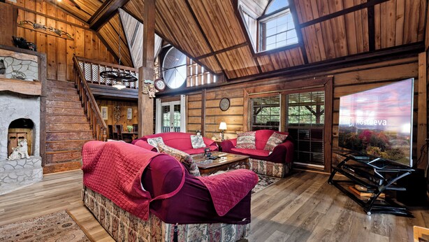Cabin có thiết kế đặc trưng, nhiều giường, không hút thuốc, quang cảnh núi | Phòng khách | TV màn hình phẳng 75-inch có truyền hình kỹ thuật số, banh bàn 