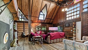 Cabin có thiết kế đặc trưng, nhiều giường, không hút thuốc, quang cảnh núi | Phòng khách | TV màn hình phẳng 75-inch có truyền hình kỹ thuật số, banh bàn 