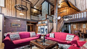 Cabin có thiết kế đặc trưng, nhiều giường, không hút thuốc, quang cảnh núi | Phòng khách | TV màn hình phẳng 75-inch có truyền hình kỹ thuật số, banh bàn 