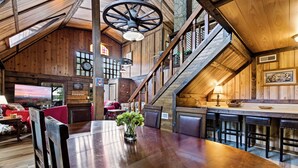 Cabin có thiết kế đặc trưng, nhiều giường, không hút thuốc, quang cảnh núi | Khu vực ăn uống tại phòng