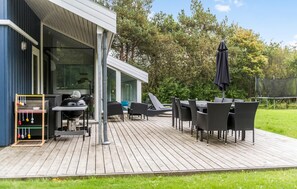 Outdoor dining - 4 bedroom amazing home in Nørre Nebel (Nørre Nebel)