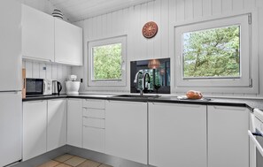 Fridge, dishwasher, coffee/tea maker - 4 bedroom amazing home in Nørre Nebel (Nørre Nebel)