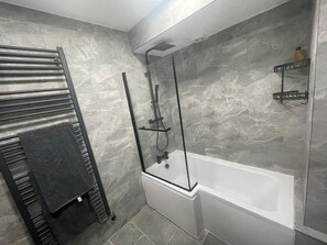 Bathroom - Inviting Apartment in Hayes With Garden & Parking (Hayes)