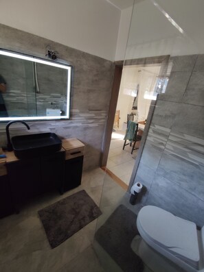House | Bathroom | Shower, towels - Romantic Lakeside Retreat - Nature, Sport, Near Bp (Szigetszentmiklos)