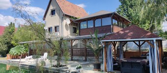 Romantic Lakeside Retreat - Nature, Sport, Near Bp