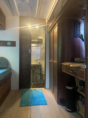 Shower, hair dryer, bidet, towels - Silver Bullet Spa (London)