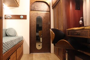 1 bedroom, WiFi, bed sheets - Silver Bullet Spa (London)