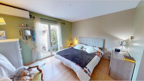 4 chambres, fer et planche à repasser, Wi-Fi, draps fournis