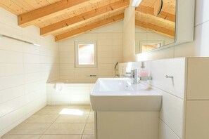 Hair dryer, towels, soap, toilet paper - Jungfrau Apartment-luxuriös, Modern&stillvoll (Wilderswil)