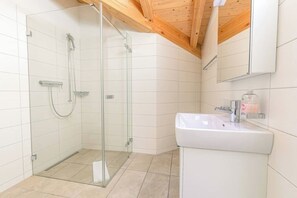 Haartrockner, Handtücher, Seife, Toilettenpapier