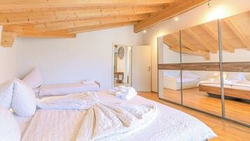 3 habitaciones, tabla de planchar con plancha, wifi y ropa de cama