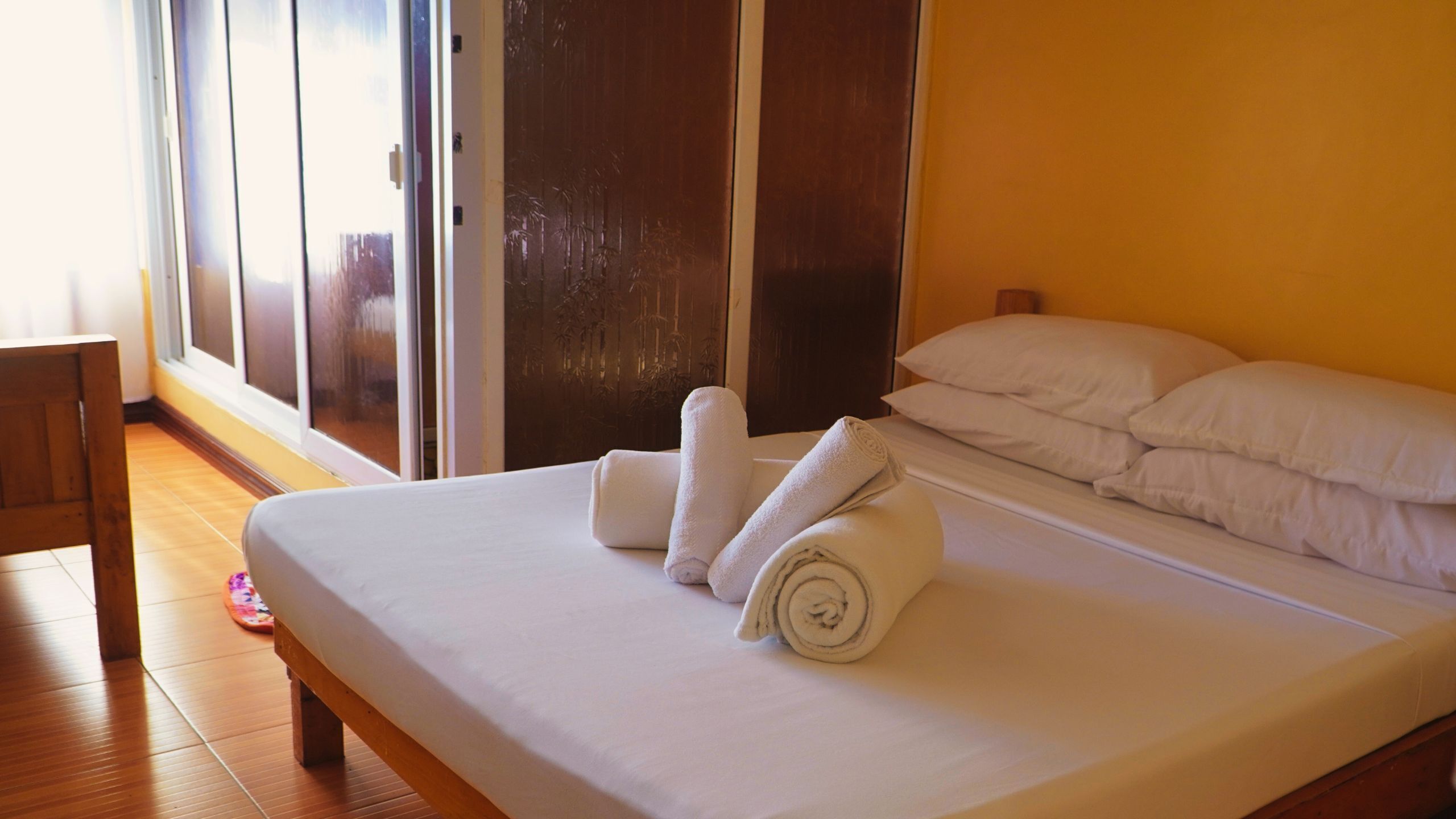 Dreibettzimmer | Individuell eingerichtet, laptopgeeigneter Arbeitsplatz, Bettwäsche