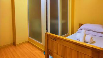 Apartamento básico, 2 habitaciones, cocina | Mobiliario individual y espacio para trabajar con un portátil