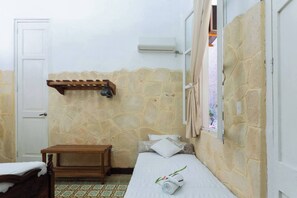 Habitació triple Comfort | Minibar, caixa forta a l'habitació i decoració individual
