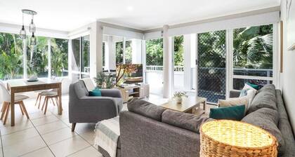 Under the Palms - Serene Palm Cove Retreat | Resort-Style Stay Near Beach & Esplanade