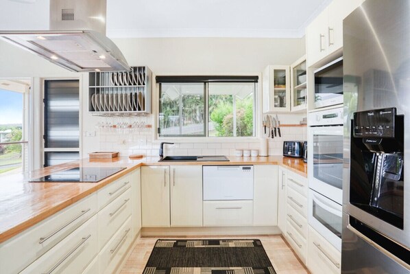 Fridge, oven, stovetop, dishwasher