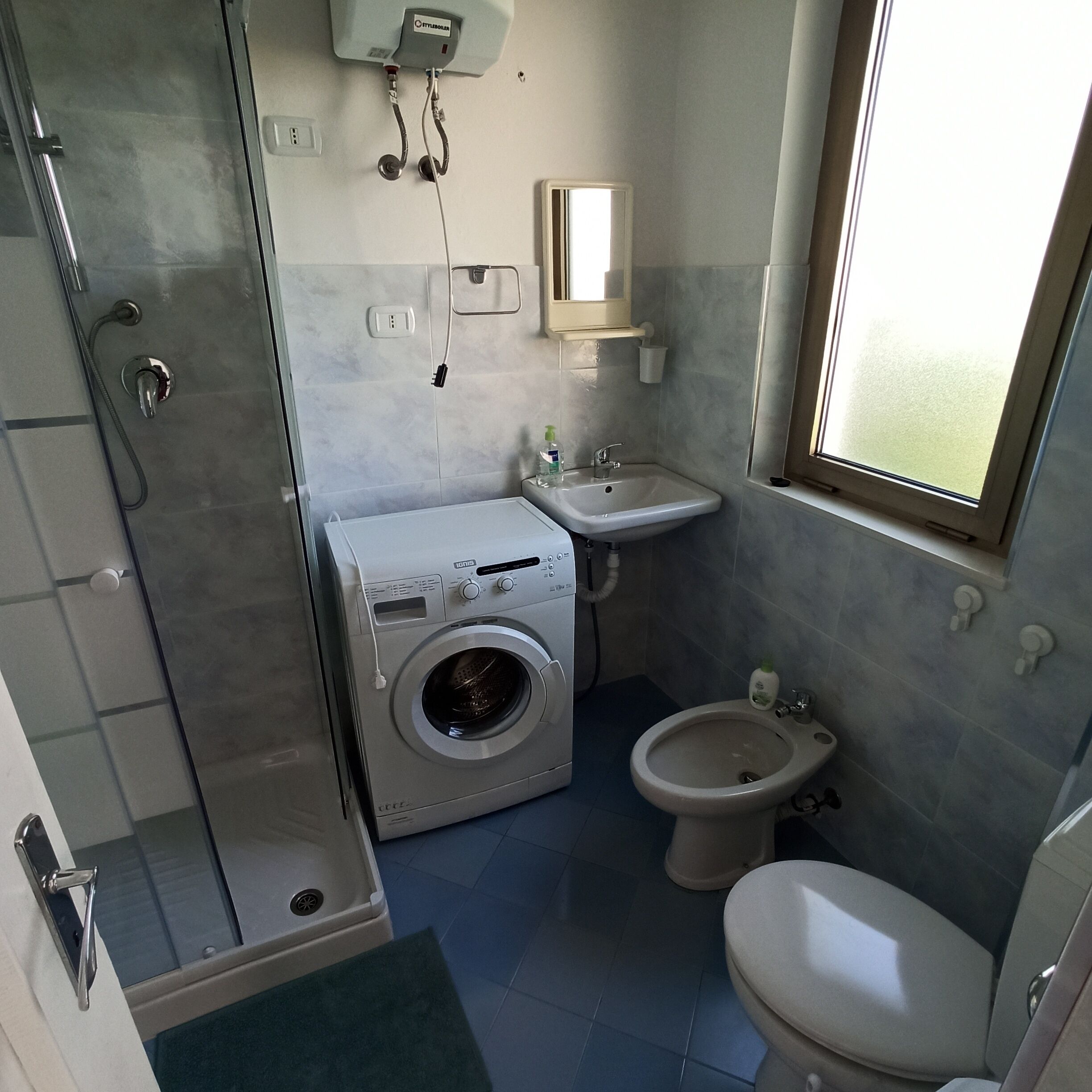 Dusche, Haartrockner, Bidet, Handtücher