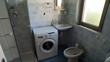 Dusche, Haartrockner, Bidet, Handtücher