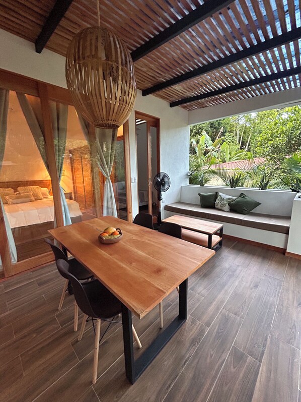 Outdoor dining - Casita Batsú Esmeralda. 5 Minutes Beach. High Speed Wi-fi Fiber Optic (Playa Chiquita)