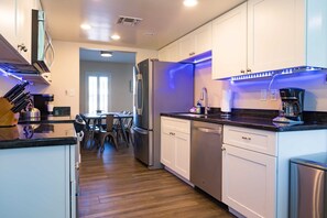 Fridge, microwave, oven, stovetop - Charming House near Kierland, Pool Heater, Hot Tub (Scottsdale)