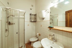 Dusche, Haartrockner, Bidet, Toilettenpapier