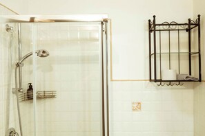 Douche, sèche-cheveux, bidet, papier toilette