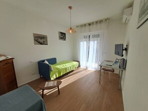1 Schlafzimmer, Schreibtisch, Bügeleisen/Bügelbrett, Reisekinderbett