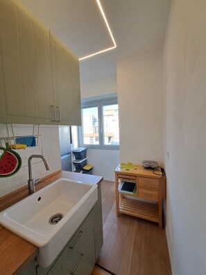 Kühlschrank, Mikrowelle, Ofen, Herdplatte