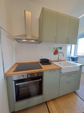 Kühlschrank, Mikrowelle, Ofen, Herdplatte