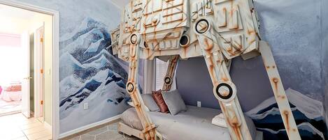 4 habitaciones, tabla de planchar con plancha y cuna de viaje