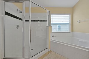 Shower, hair dryer, towels, shampoo - Home w/ Private Pool, Games Room ,Disney 12 miles! (Davenport)
