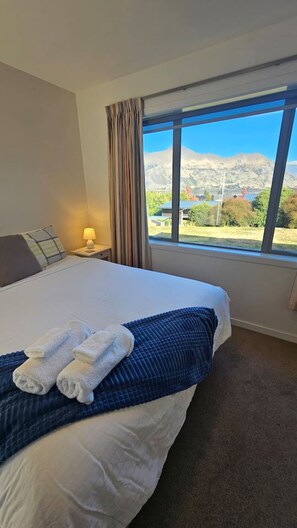 5 bedrooms, desk, iron/ironing board, travel crib