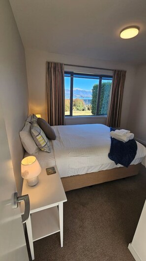 5 Schlafzimmer, Schreibtisch, Bügeleisen/Bügelbrett, Reisekinderbett