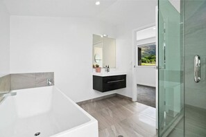 Sèche-cheveux, savon, shampoing, papier toilette